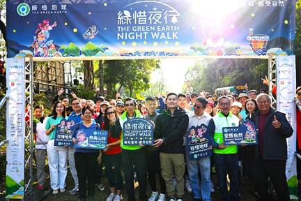 A group of people standing in front of a banner

AI-generated content may be incorrect.